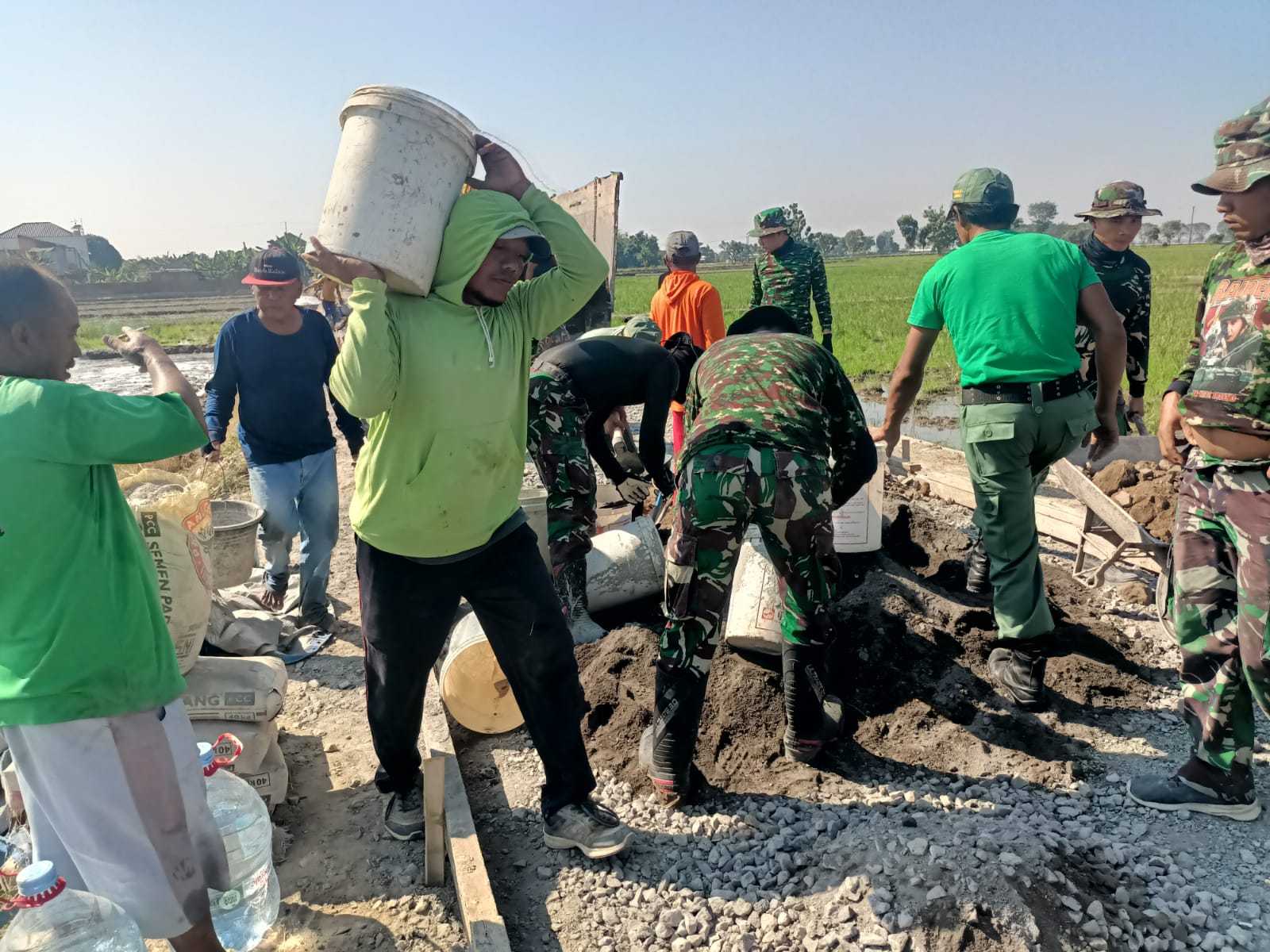 Keterlibatan serta soliditas unsur Linmas desa Wirun menambah semangat anggota Satgas TMMD