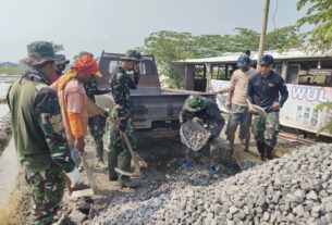 Kompak, Anggota Satgas TMMD Reguler Ke-120 Kodim 0726/Sukoharjo dan warga Langsir Material Rabat Beton
