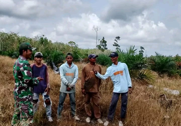 Komsos Dengan Warga, Babinsa koramil 401-02 / Babat toman Kodim 0401/Muba Rutin Pantau Wilayah Binaan