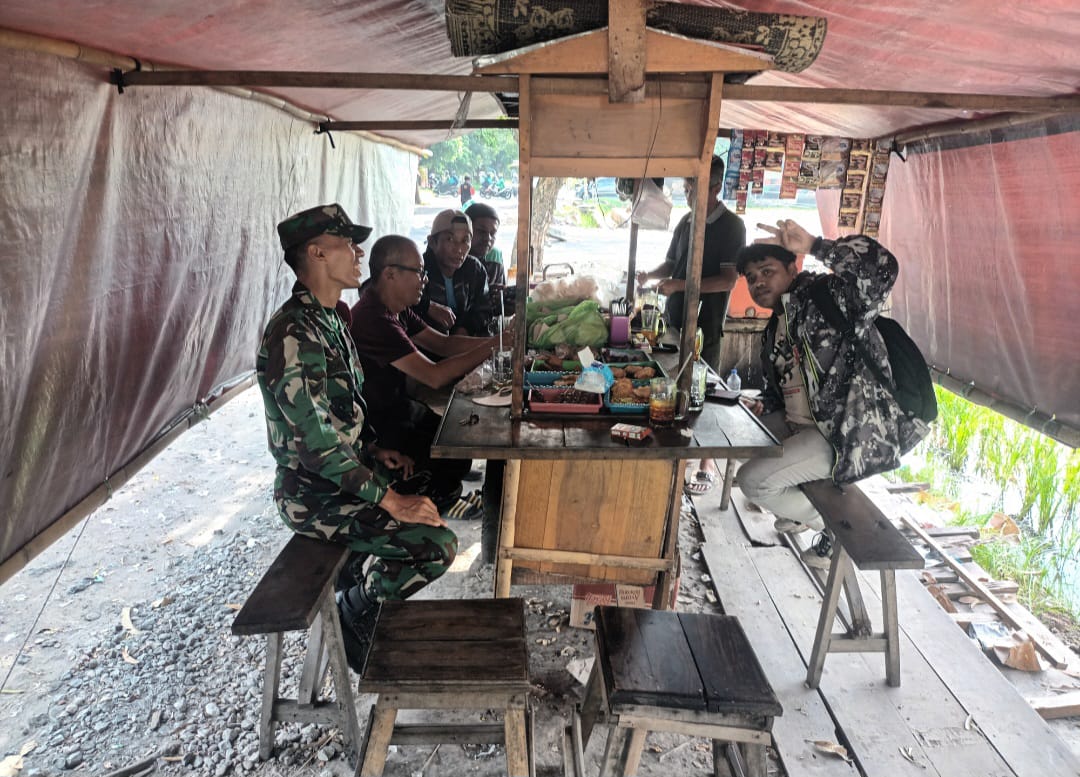 Manfa'atkan Warung Angkringan/Hik Sebagai Sarana Babinsa Kelurahan Karangasem Jalin Silaturahmi Dengan Warga Binaan