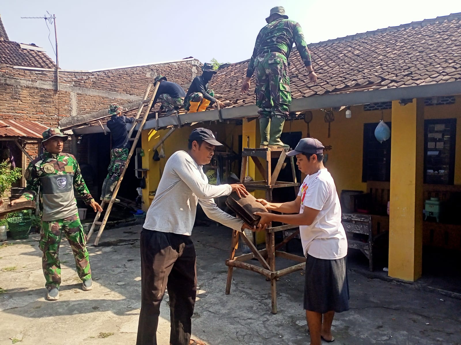 Mimpi Bu Wahyuni Jadi Kenyataan, Bisa Dapat Rehab Rumah Dari Satgas TMMD Ke-120 Kodim Sukoharjo