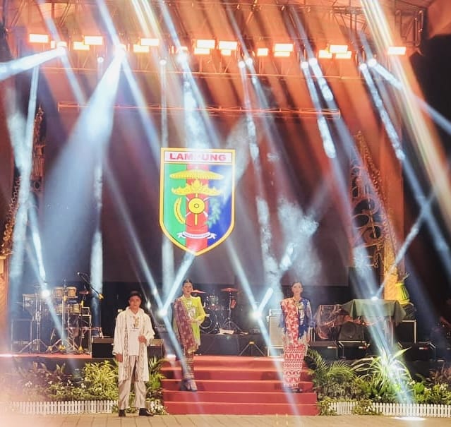 Pakaian Maduwaro yang Dipadu Sulam Jelujur dan Tapis karya Desainer Didiet Maulana dan UMKM Lampung Binaan Ibu Riana Sari Arinal Pukau Pengunjung Expo UMKM di Pamedan Pura Mangkunegaran, Surakarta