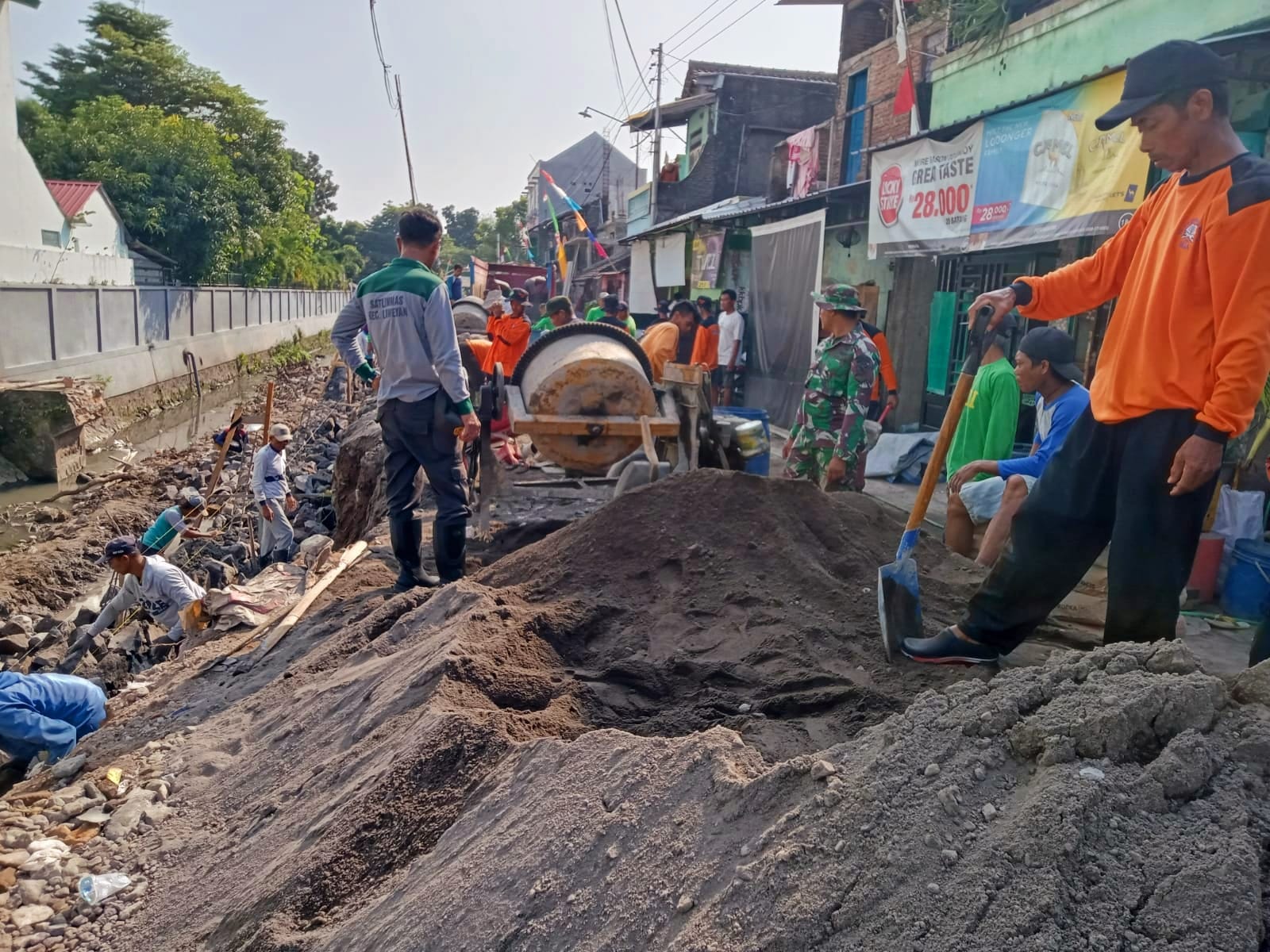 Panas Terik Bukan Penghalang Semangat Kemanunggalan Satgas TMMD Sengkuyung Tahap II Kodim 0735/Surakarta