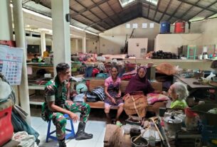 Pantau Situasi Pasar, Babinsa Sriwedari Laksanakan Silaturahmi Dengan Pedagang Pasar