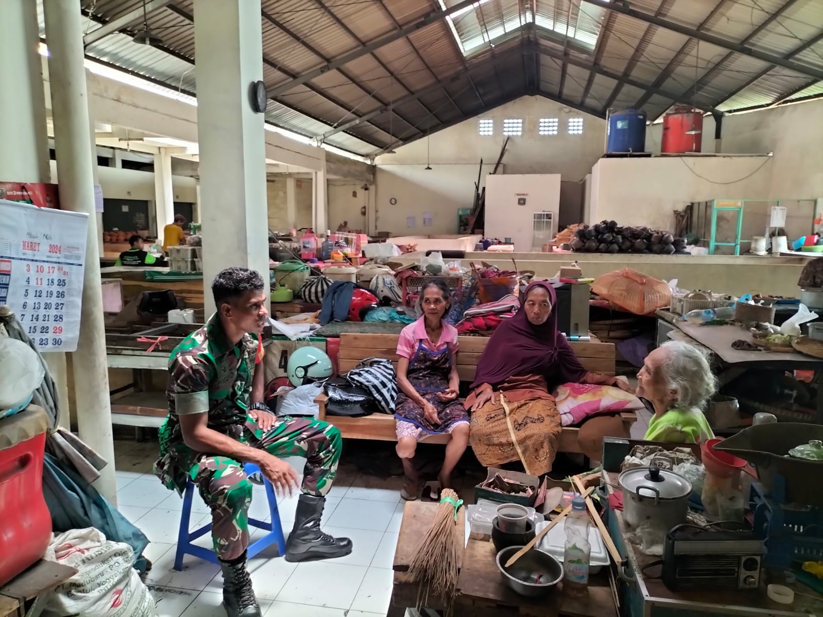 Pantau Situasi Pasar, Babinsa Sriwedari Laksanakan Silaturahmi Dengan Pedagang Pasar