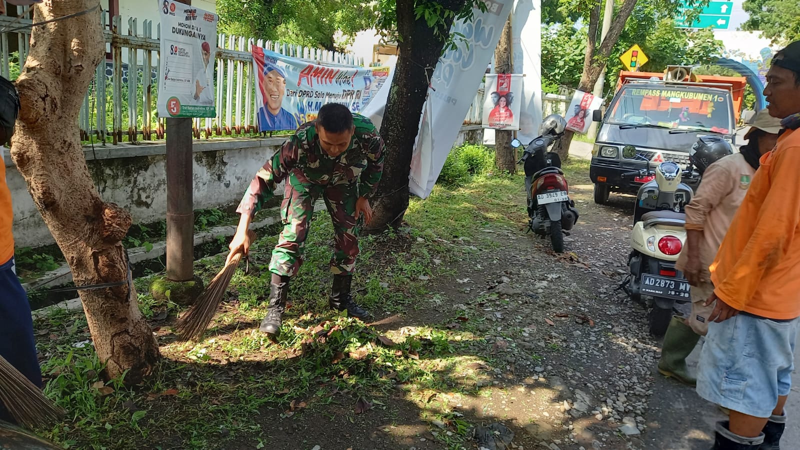 Pelopori Kerja Bakti, Salah Satu Cara Babinsa Mangkubumen Dalam Menjaga Kebersihan Lingkungan