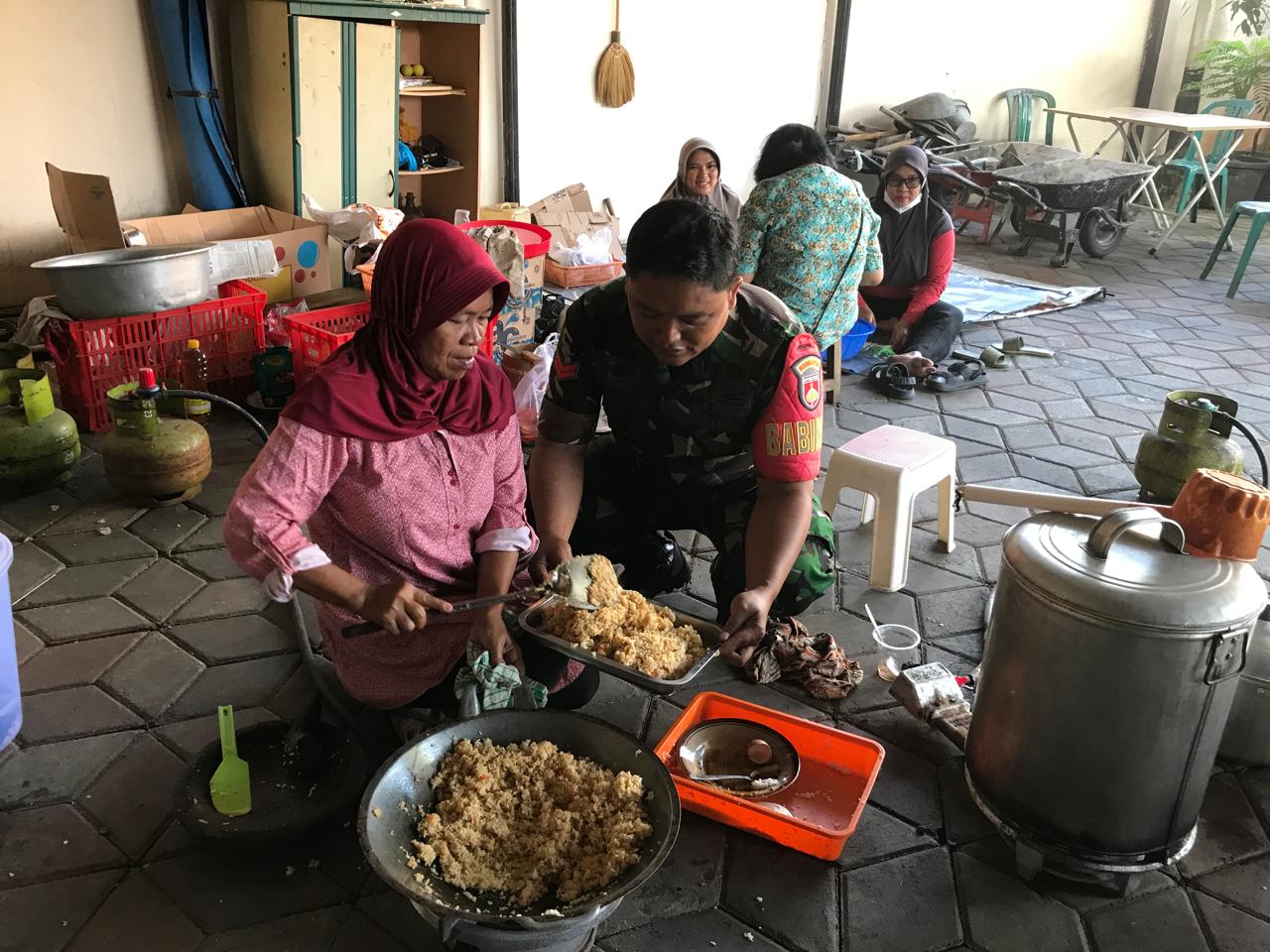 Peran Dapur Umum Dalam Program Karya Bakti Daerah Tahap I Tahun 2024 Di Wilayah Kelurahan Gandekan