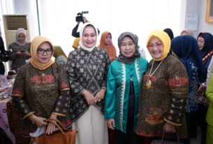 Ibu Riana Sari Arinal Buka Kegiatan Sosialisasi dan Bimtek Literasi Keuangan untuk UMKM Perempuan di FEB Unila
