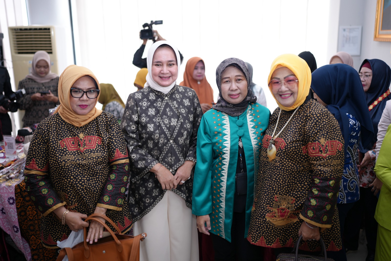 Ibu Riana Sari Arinal Buka Kegiatan Sosialisasi dan Bimtek Literasi Keuangan untuk UMKM Perempuan di FEB Unila