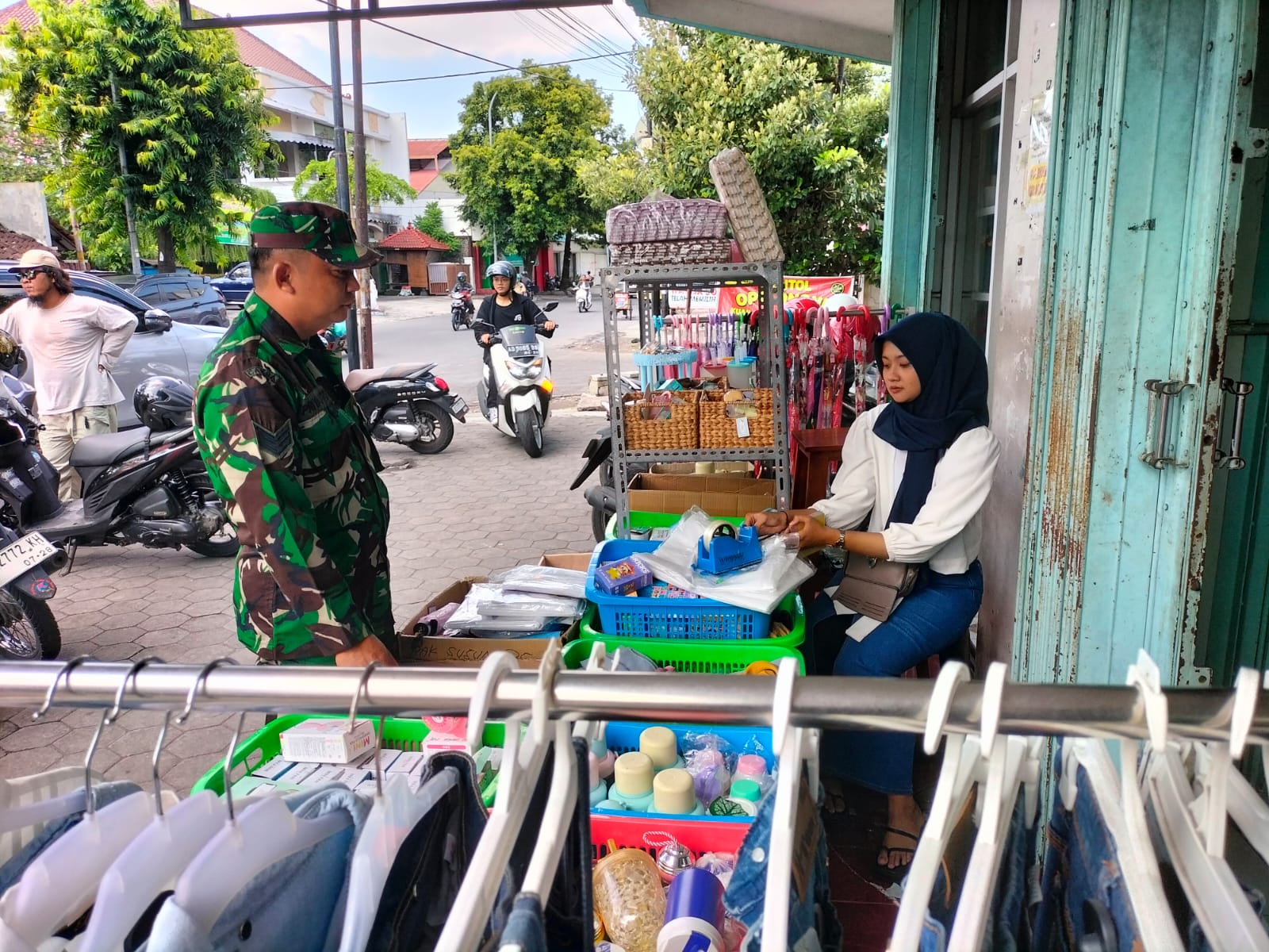 Sambangi Pelaku UMKM Babinsa Jayengan Berikan Semangat dan Motivasi