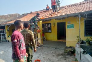 Satgas TMMD Ke 120 Kodim 0726/Sukoharjo, Mulai Pasang Genteng Rumah Ibu Wahyuni