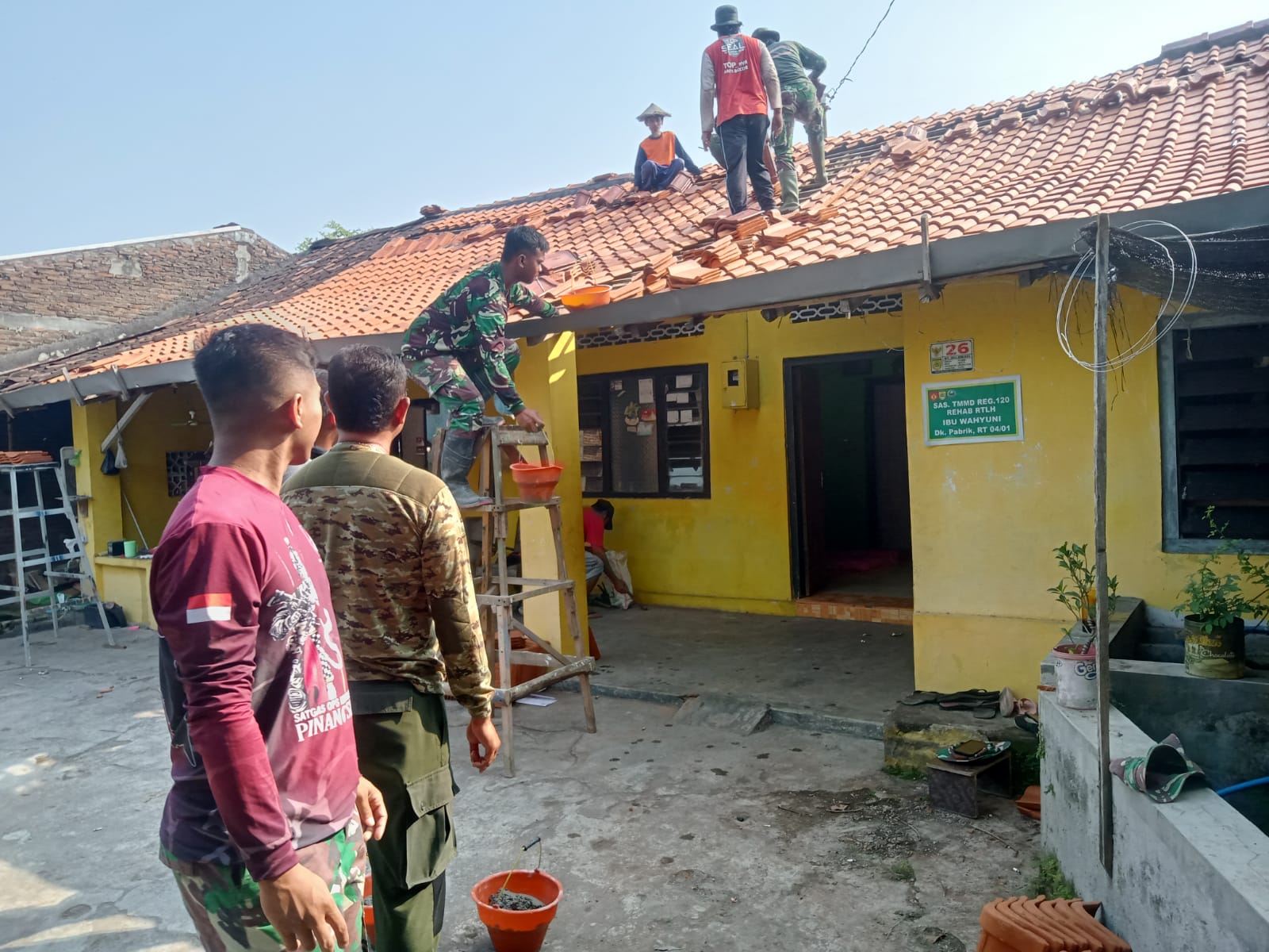 Satgas TMMD Ke 120 Kodim 0726/Sukoharjo, Mulai Pasang Genteng Rumah Ibu Wahyuni