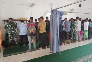 Satgas TMMD Reguler Ke-120 Kodim 0726/Sukoharjo Melaksanakan Shalat Jum’at Bersama Warga