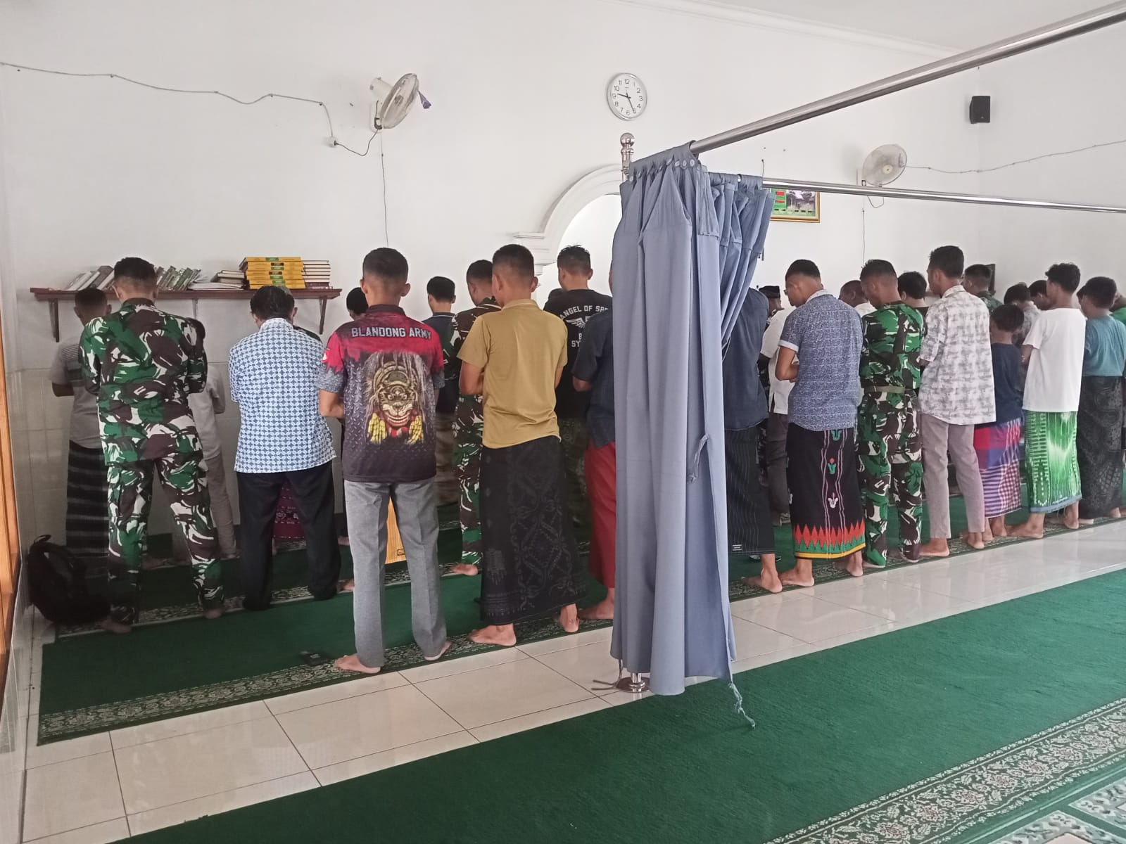 Satgas TMMD Reguler Ke-120 Kodim 0726/Sukoharjo Melaksanakan Shalat Jum’at Bersama Warga