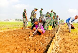Satgas TMMD Reguler ke-120 Kodim 0726/Sukoharjo, Bergotong Royong Siapkan Papan Mal Pengecoran Jalan