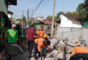 Satgas TMMD Sengkuyung Tahap II Kodim 0735/Surakarta Bersama Warga Bergotong-royong Kebut Pengerjaan Talud