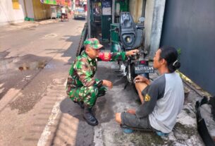 Tak Pandang Bulu, Tukang Tambal Ban Tak Luput Jadi Sasaran Komsos Babinsa Jayengan