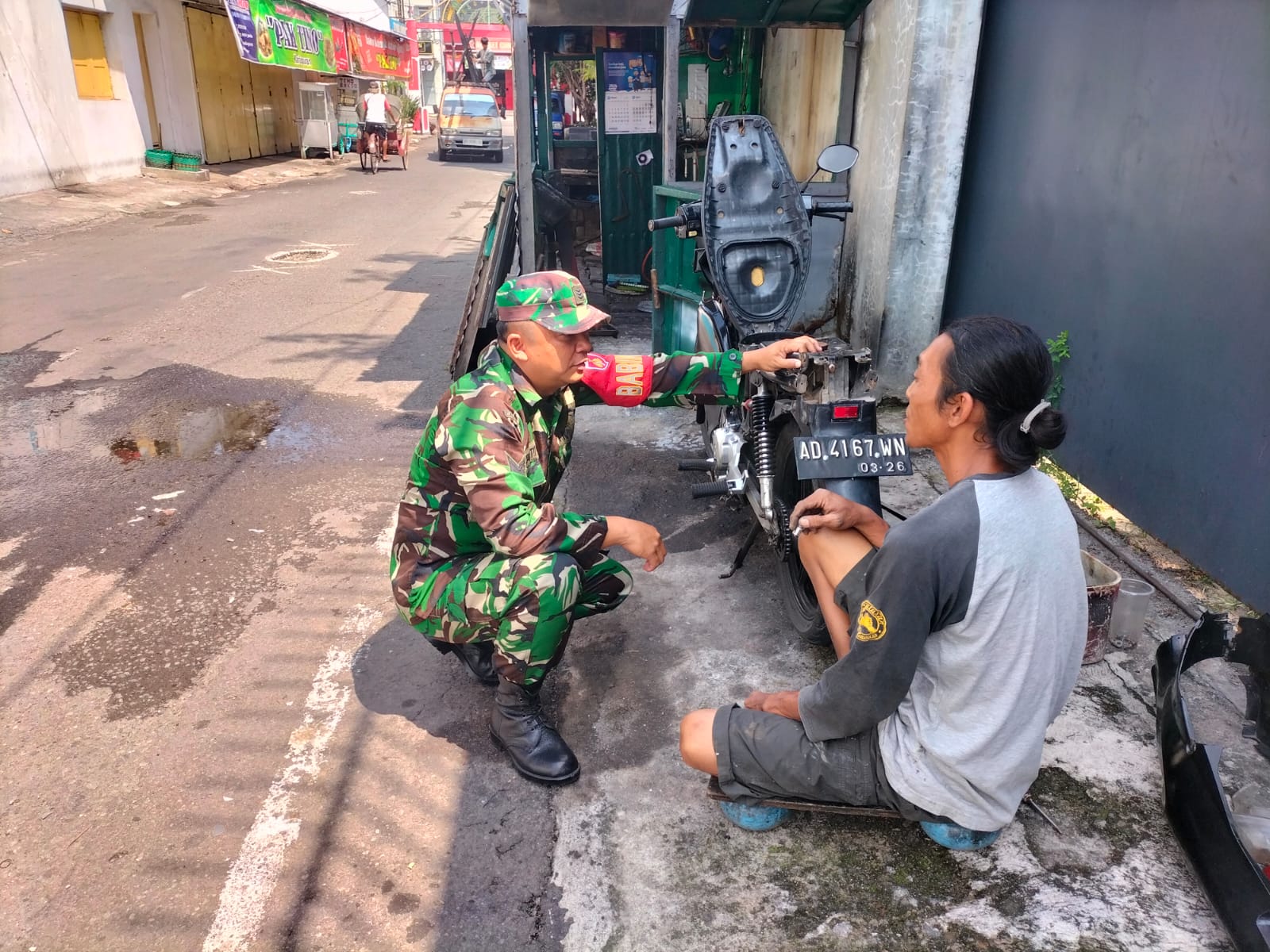 Tak Pandang Bulu, Tukang Tambal Ban Tak Luput Jadi Sasaran Komsos Babinsa Jayengan