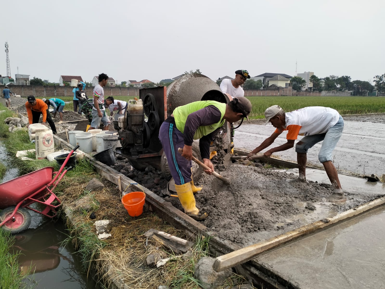 Teriknya Sinar Matahari, Tak Kendorkan Semangat Satgas TMMD Reg Ke-120 Bersama Warga Kebut Pengecoran Jalan
