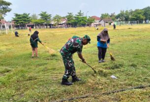 Tingkatkan Prestasi Olah Raga, Babinsa Gotong Royong Bersihkan Lapangan Bola