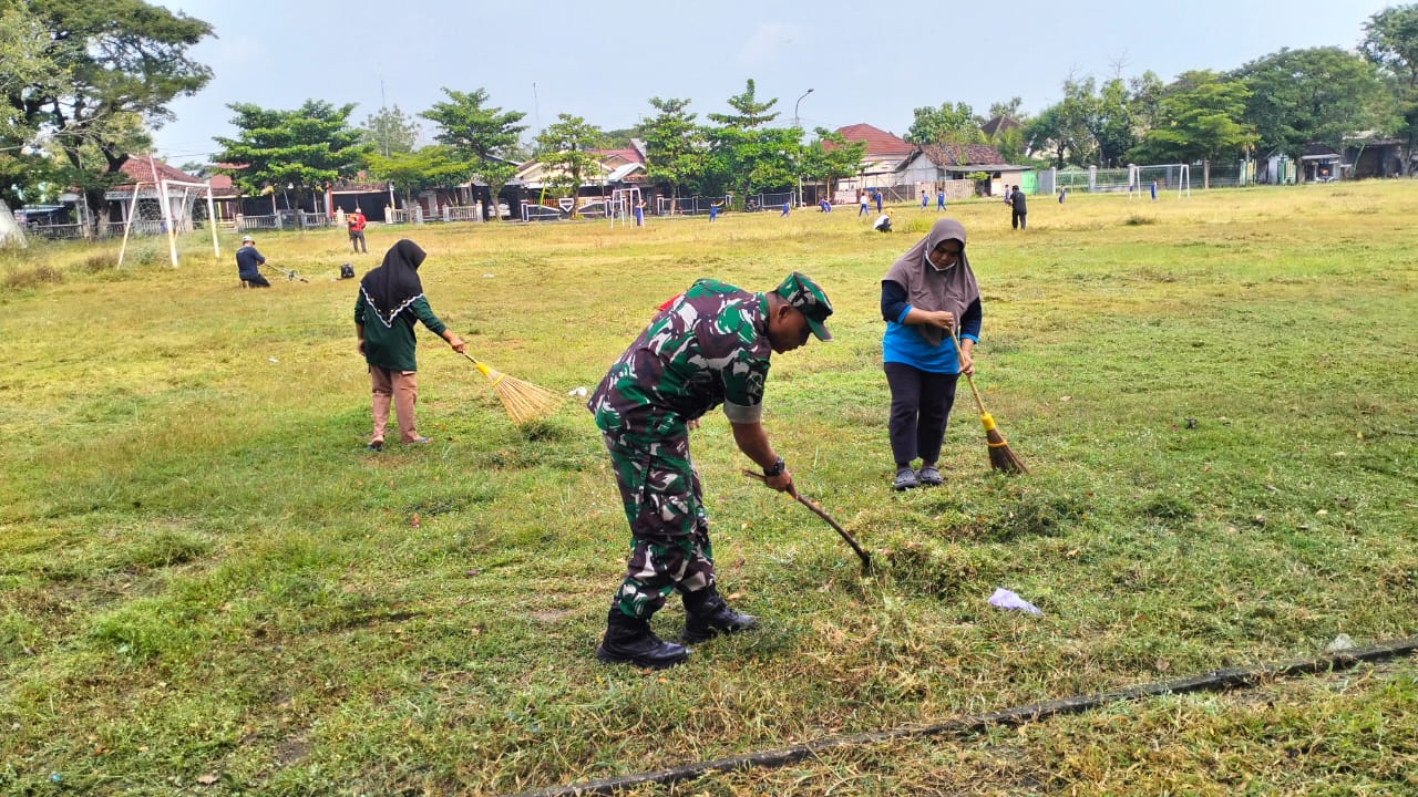 Tingkatkan Prestasi Olah Raga, Babinsa Gotong Royong Bersihkan Lapangan Bola