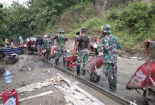 Unik & Menarik, Tertib Antrian Angkong Saat Pengecoran Tetap Rapi