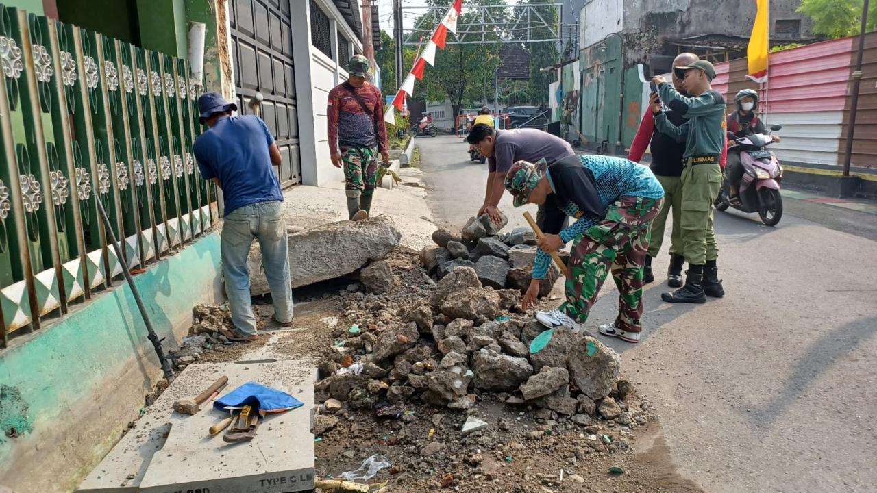 Warga Tak Mau Kalah Semangatnya Dengan Satgas Karya Bakti Daerah Tahap I TA.2024 di Wilayah Kelurahan Gandekan