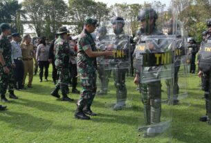 Apel Kegiatan Latihan Kesiapsiagaan Operasi (LKO) dilanjutkan drill menghadapi aksi massa di alun-alun Satya Negara Sukoharjo