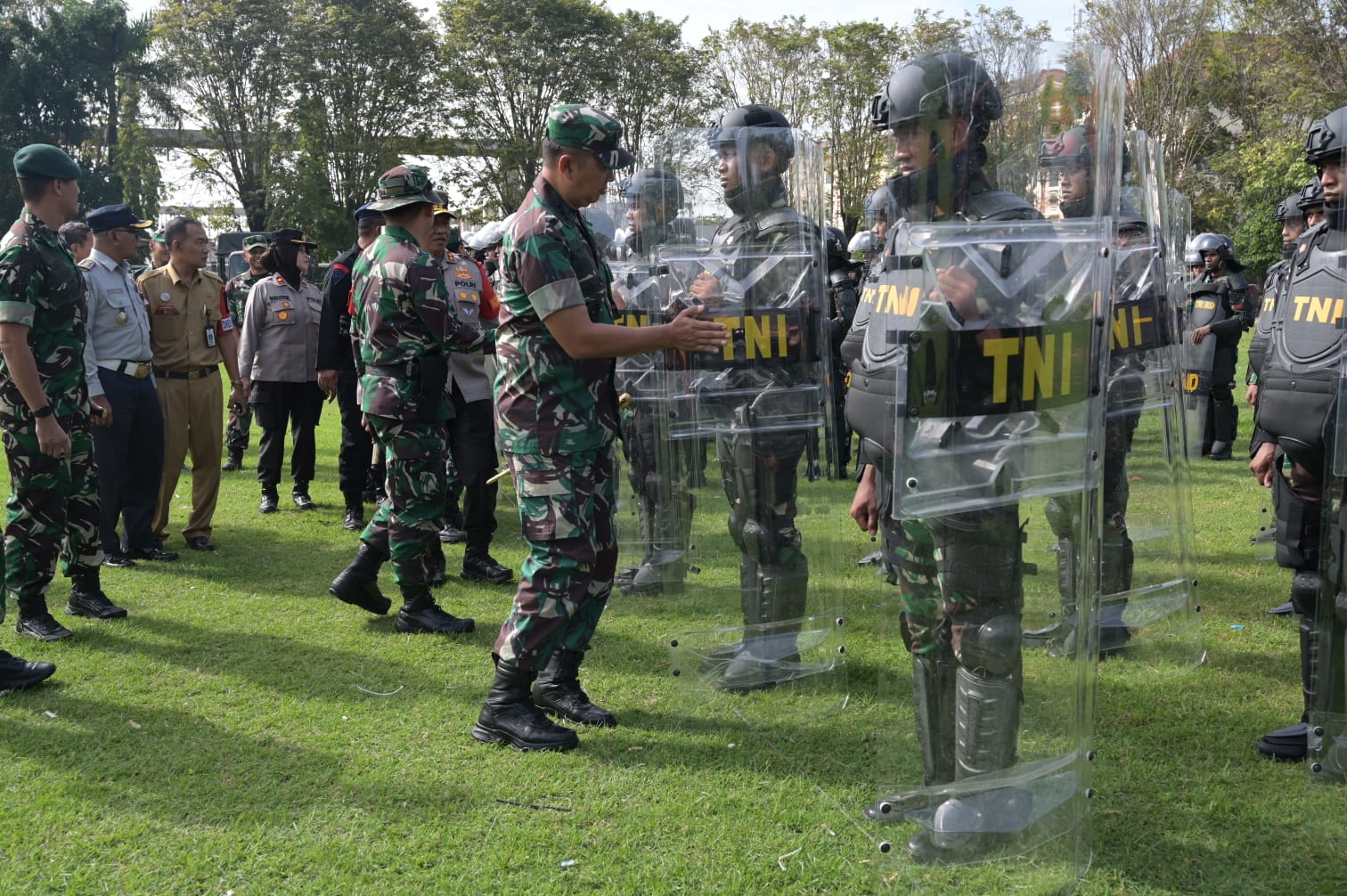 Apel Kegiatan Latihan Kesiapsiagaan Operasi (LKO) dilanjutkan drill menghadapi aksi massa di alun-alun Satya Negara Sukoharjo