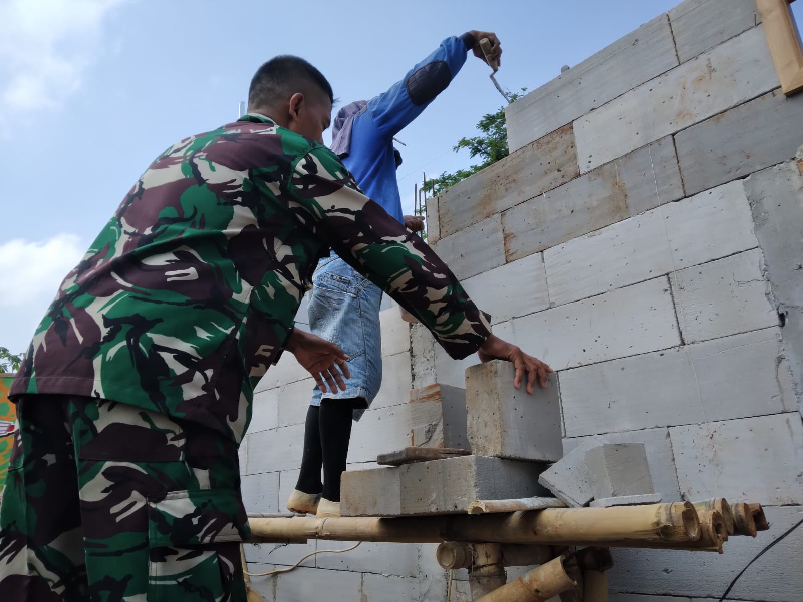 Aplikasikan Komsos Babinsa Klego Bantu Warga
