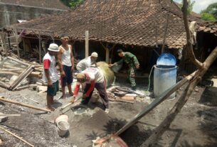 Babinsa Bantu Benahi Saluran Drainase Desa Giriroto