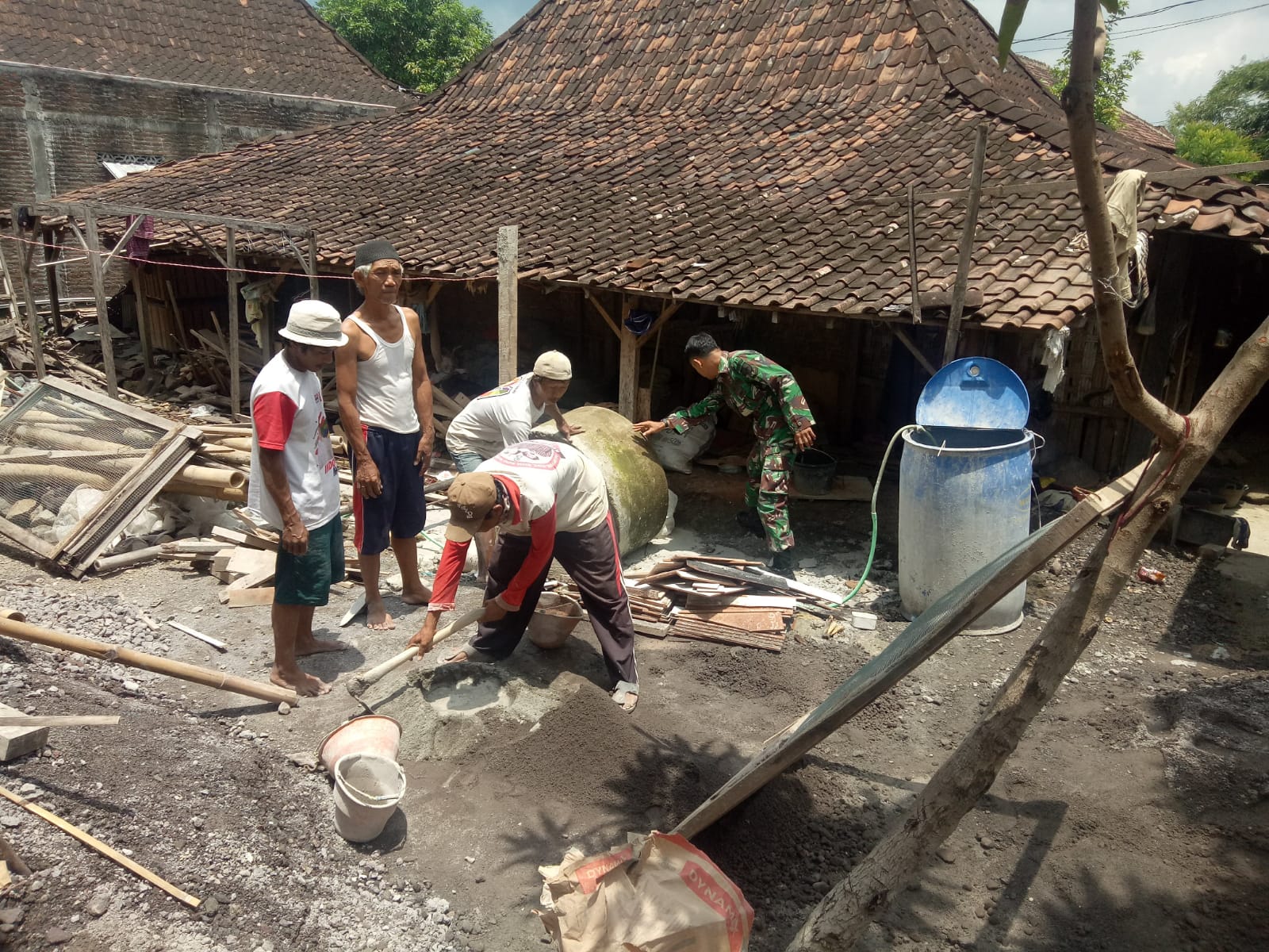 Babinsa Bantu Benahi Saluran Drainase Desa Giriroto
