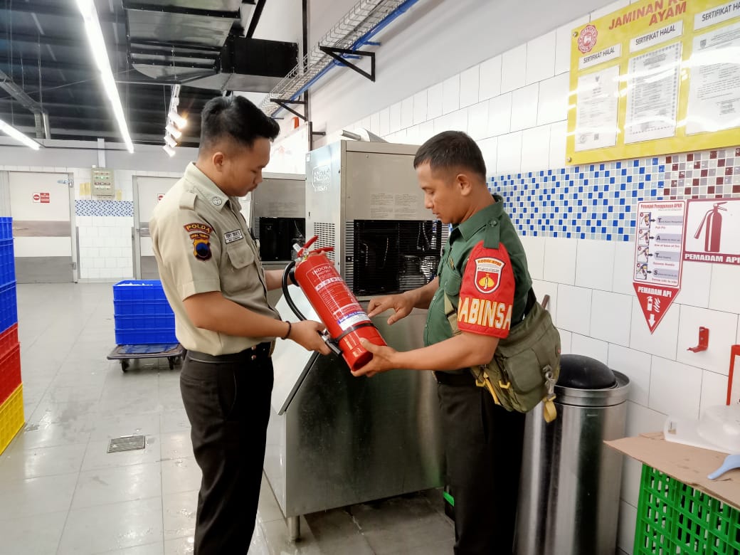 Babinsa Banyuanyar Laksanakan Pengecekan Apar di Swalayan Superindo..Ternyata Ini Tujuannya