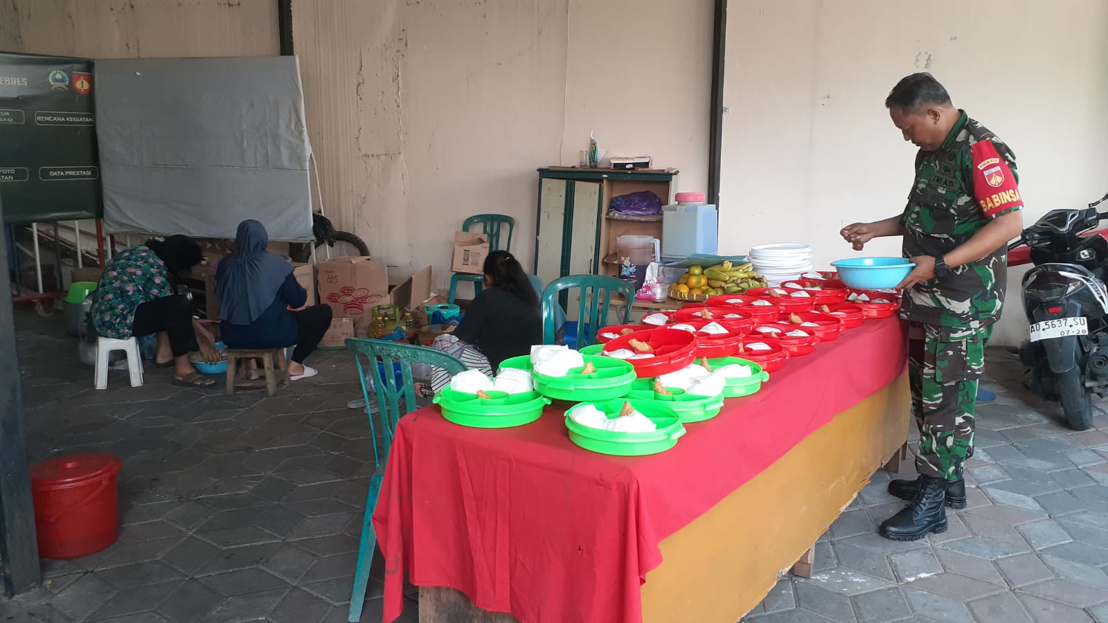 Babinsa Gandekan Ikut Andil Dalam Penyiapan Logistik Untuk Stunting dan Ibu Hamil