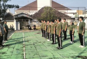 Babinsa Kepatihan Kulon Berkolaborasi Dengan Bhabinkamtibmas Latihkan Kedisiplinan Kepada Linmas