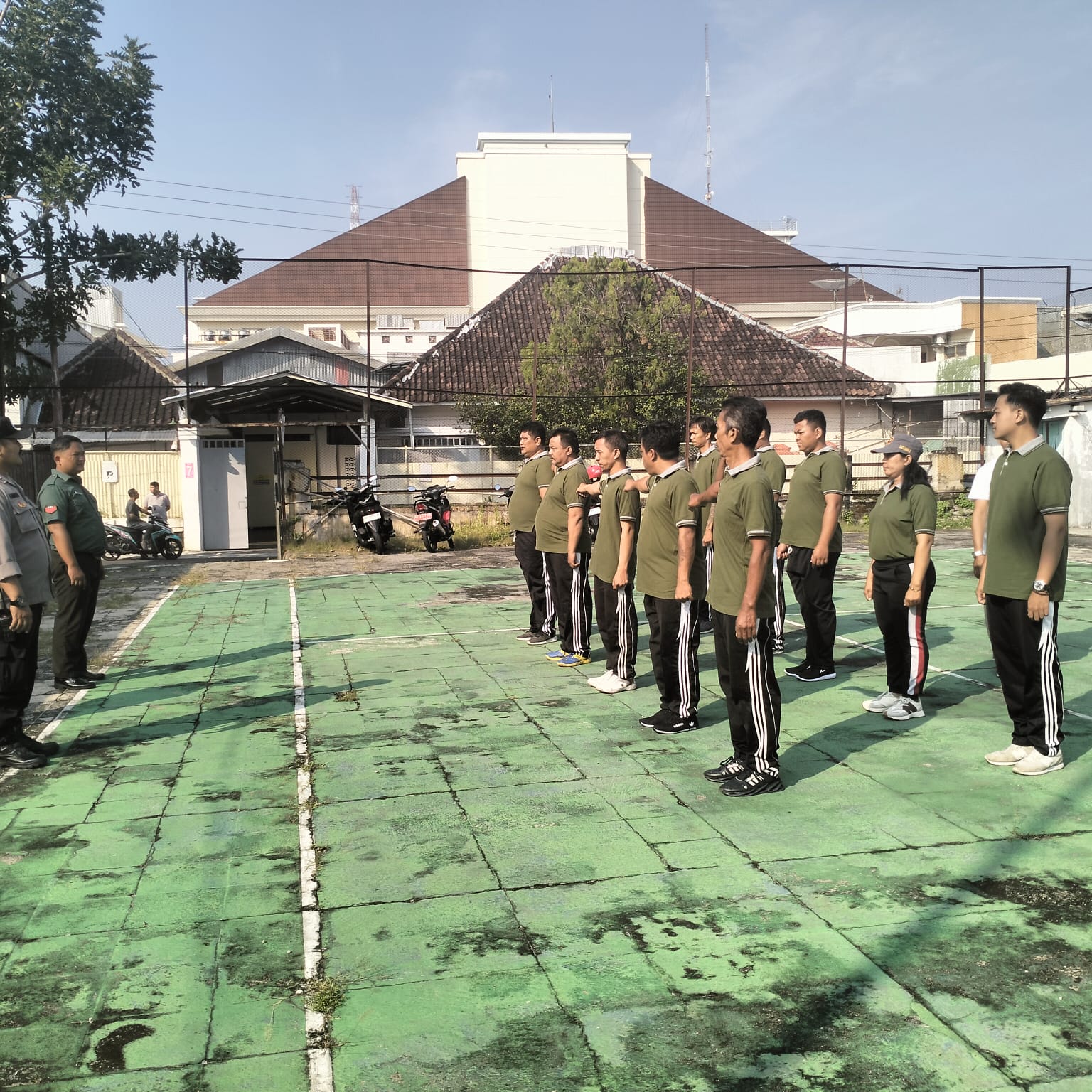 Babinsa Kepatihan Kulon Berkolaborasi Dengan Bhabinkamtibmas Latihkan Kedisiplinan Kepada Linmas