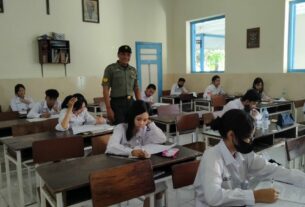 Babinsa Kratonan & Bati Wanwil Bantu Awasi Ujian Siswa-Siswi SMA Kristen 1 Surakarta