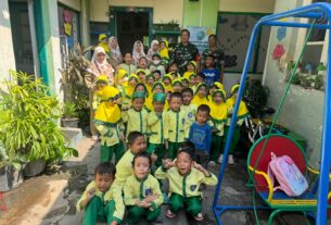 Bangkitkan Semangat Belajar Sejak Usia Dini, Babinsa Kemlayan Datangi Sekolah TK Aisyiah Dan Berikan Edukasi