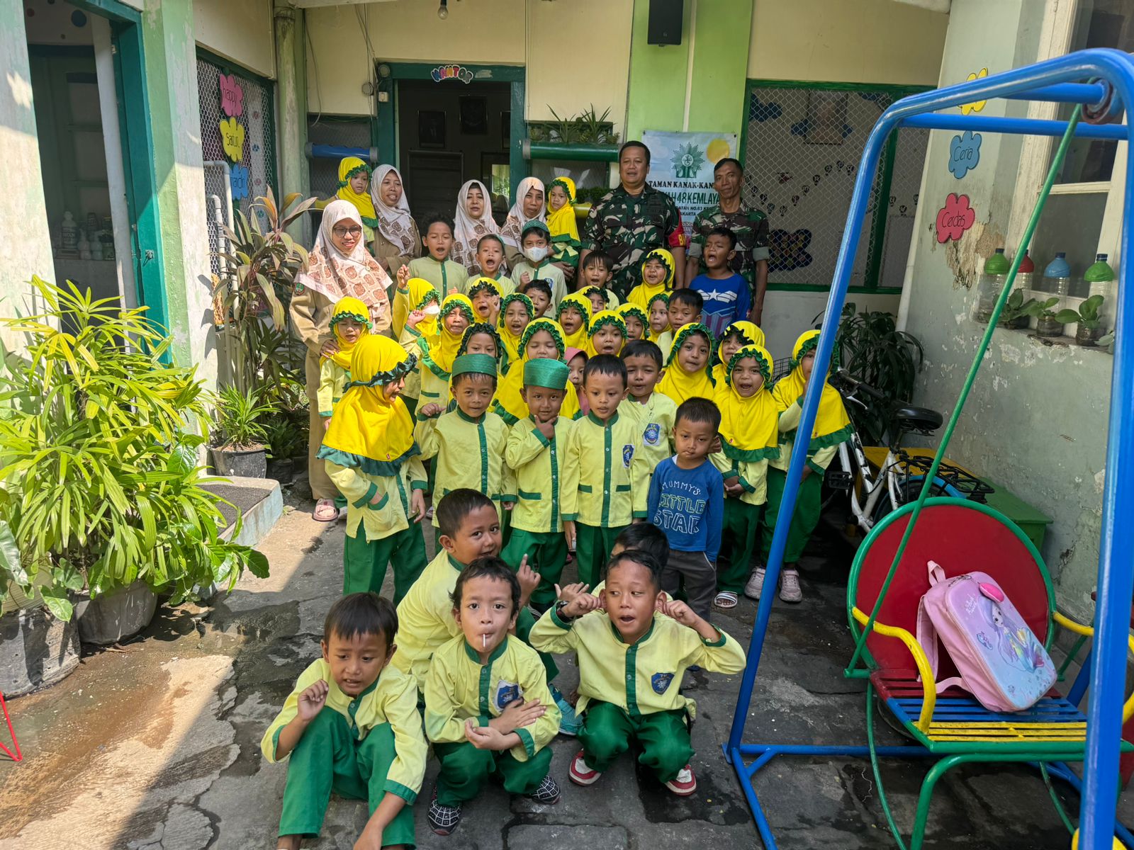 Bangkitkan Semangat Belajar Sejak Usia Dini, Babinsa Kemlayan Datangi Sekolah TK Aisyiah Dan Berikan Edukasi