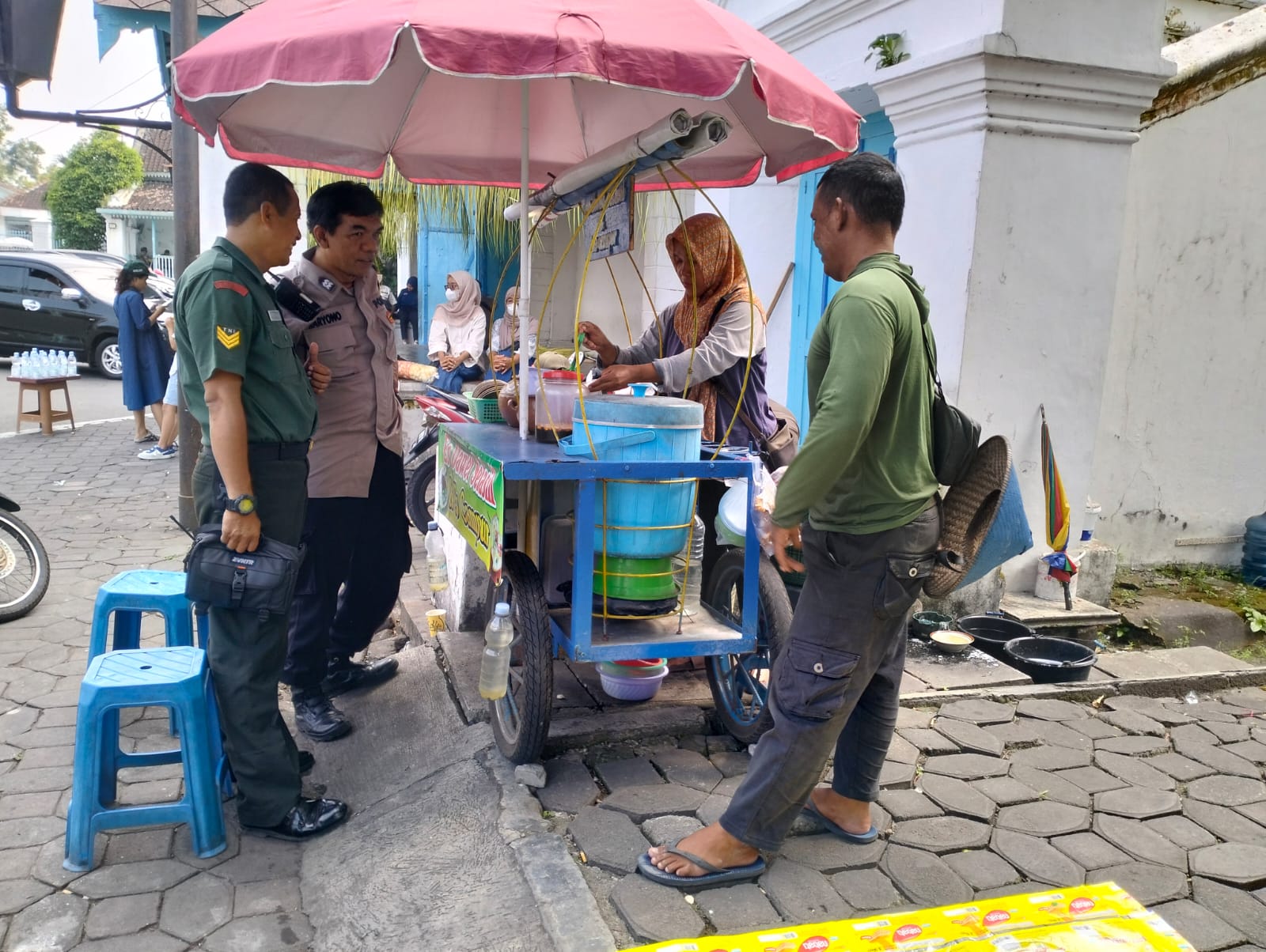 Berikan Motivasi Pelaku UMKM Babinsa Koramil 05/Pasar Kliwon Sambangi Pedagang di Seputaran Keraton Surakarta