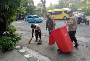 Bersama DLH, Babinsa Kelurahan Sumber Laksanakan Pembersihan Jalan