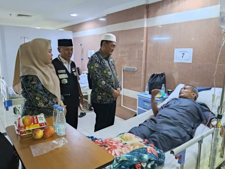 Pj. Bupati dan Pj. Ketua TP-PKK Lampura besuk Jamaah Haji sedang Sakit