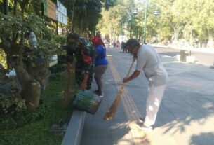 Ciptakan Lingkungan Kerja Yang Nyaman Babinsa Keprabon Bersama Lurah Dan Staf Bersihkan Kantor Kelurahan