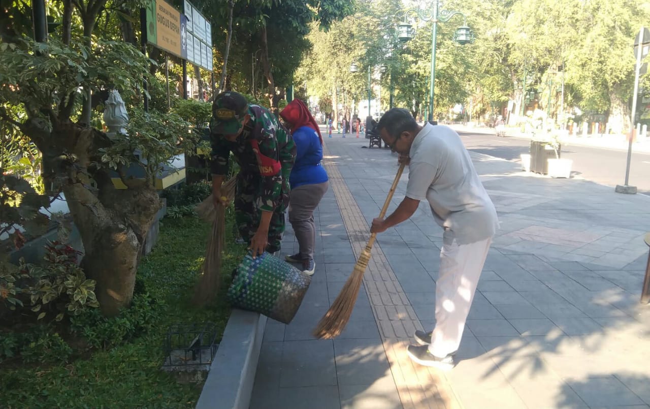 Ciptakan Lingkungan Kerja Yang Nyaman Babinsa Keprabon Bersama Lurah Dan Staf Bersihkan Kantor Kelurahan