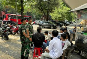 Dengan Ramah Dan Humanis, Babinsa Kemlayan Bubarkan Pelajar Nongkrong di Pinggir Jalan Slamet Riyadi Solo Surakarta - Babinsa Kelurahan Kemlayan Koramil 03/Serengan Kodim 0735 / Surakarta Serda Catur Handoko bersama dengan Bati Komsos Serma Fitalis melaksanakan himbauan kepada anak anak pelajar kedapatan nongkrong di pinggir jalan Slamet Riyadi , Kelurahan Kemlayan, Kecamatan Serengan, Kamis (06/06/2024) Mengawali kegiatan babinsa kelurahan kemlayan serda catur handoko dan bati komsos serma fitalis dengan melakukan patroli wilayah binaan dengan menelusuri lorong lorong serta berkomunikasi dengan warga binaan babinsa mendapati siswa siswa pelajar sedang duduk duduk di pinggir jalan Slamet Riyadi "Dengan ramah dan humanis kami berhenti serta menanyakan kenapa jam sekolah sudah pada nongkrong dipinggir jalan pelajar menyampaikan bahwa telah selesai melaksanakan ujian kenaikan kelas hari ini."ujar Serma Fitalis. "Kamipun berpesan agar para pelajar segera pulang karena masih ada besok ujian sehingga agar anak anak pelajar bisa belajar di rumah lagi buat menghadapi ujian besok harinya."imbuhnya . " apalagi pelajar bukan di jalan tempatnya tapi di sekolah serta menghindari hal hal yang tidak di inginkan terjadi yang mengakibatkan kerugian siswa pelajar itu sendiri."pungkas Serma Fitalis. (Arda 72)