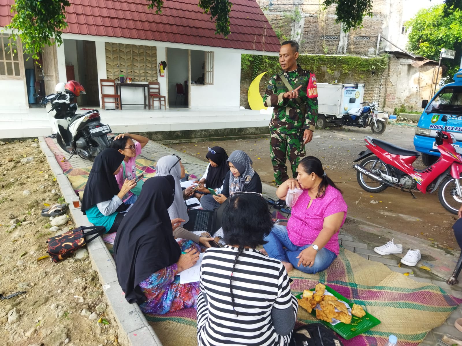 Eratkan Hubungan Emosional Dengan Warga, Babinsa Sondakan Jalin Silaturahmi Dengan Ibu-Ibu PKK
