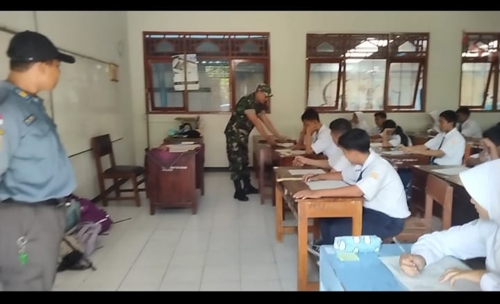 Gandeng Linmas, Bati Wanwil Bersama Babinsa Kelurahan Serengan Bantu Awasi Ujian Siswa-Siswi SMP Negeri 19 Surakarta