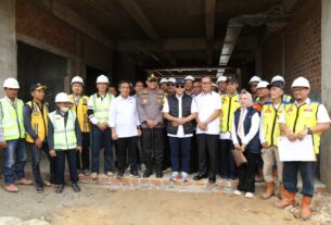 Plh. Gubernur Lampung Fahrizal Darminto Dampingi Mendag Zulkifli Hasan Pantau Harga dan Pasokan Bahan Kebutuhan Pokok di Pasar Natar
