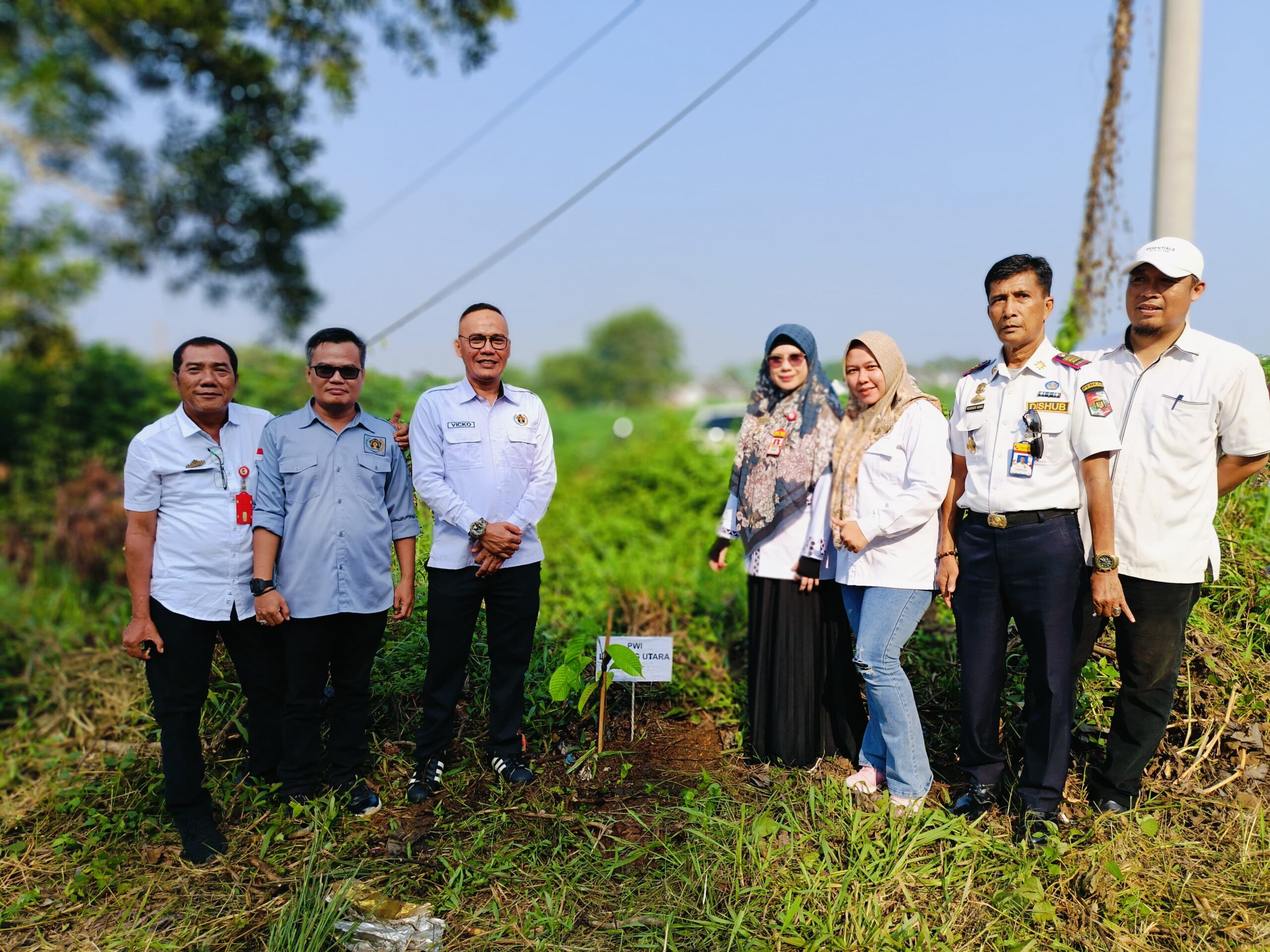 Hari Lingkungan Hidup Sedunia, DLH, Forkopimda dan PWI Lampung Utara Melaksanakan Tanam Pohon Serentak
