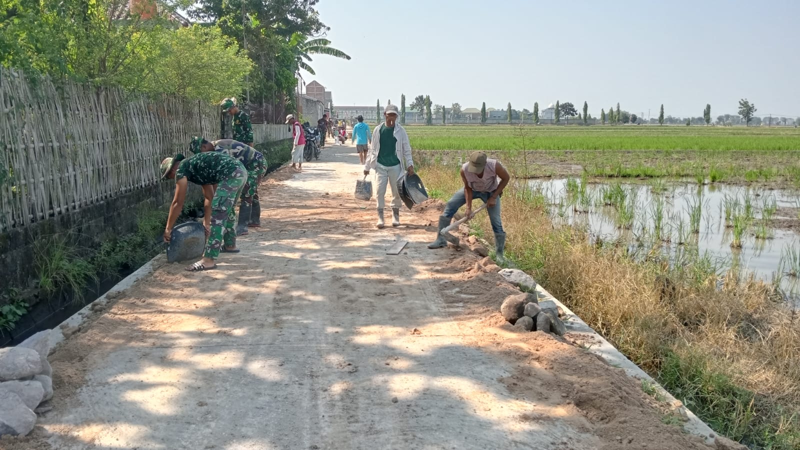 Kejar Target finishing, Berm Rabat Beton jalan di Dk. Pabrik, desa Wirun terus dilakukan pengurugan